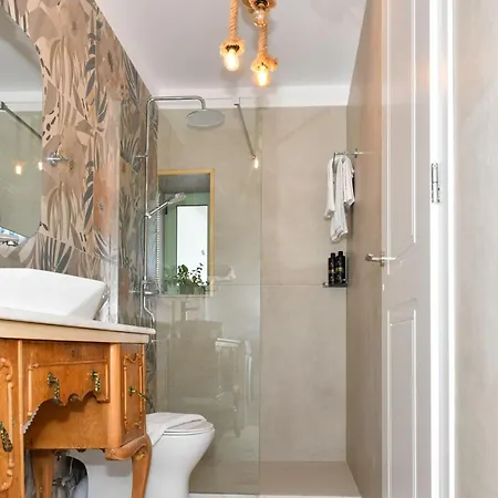 Captain Theo's Modern Martina * Λευκίμμη