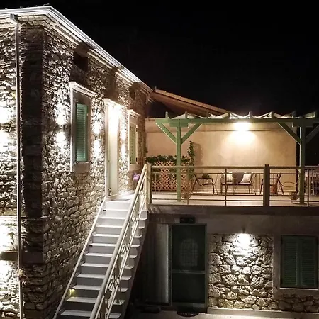 Captain Theo's Modern Martina Λευκίμμη