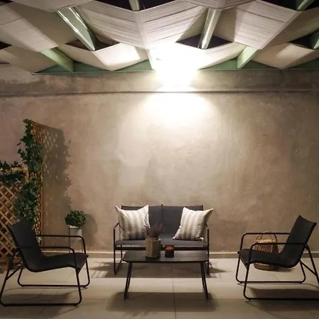 Captain Theo's Modern Martina * Λευκίμμη