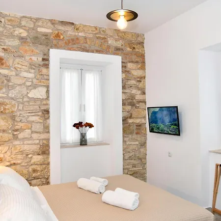 Captain Theo's Modern Martina Apartment