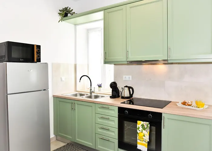 Captain Theo's Modern Martina *