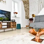 Apartment Captain Theo's Modern Martina Lefkímmi